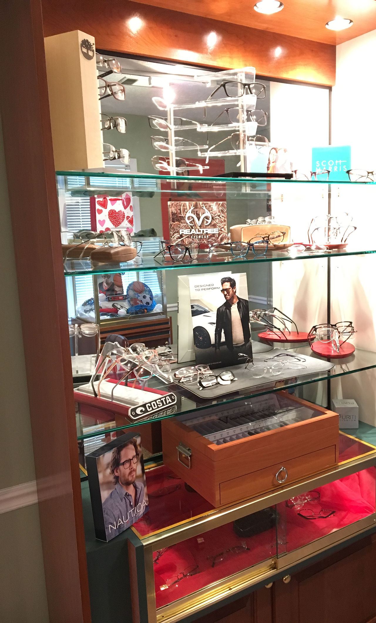 Lit eyewear display case in the optical center